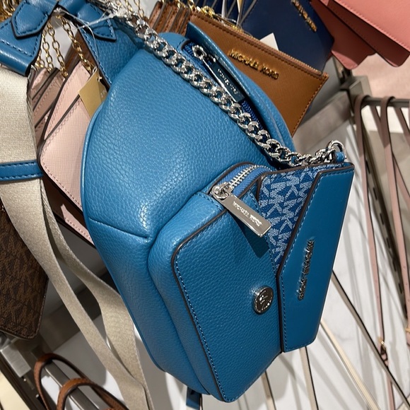 MICHAEL KORS
Maisie Large Pebbled Leather 2-in-1 Sling Pack
Teal
NWT - Picture 5 of 16